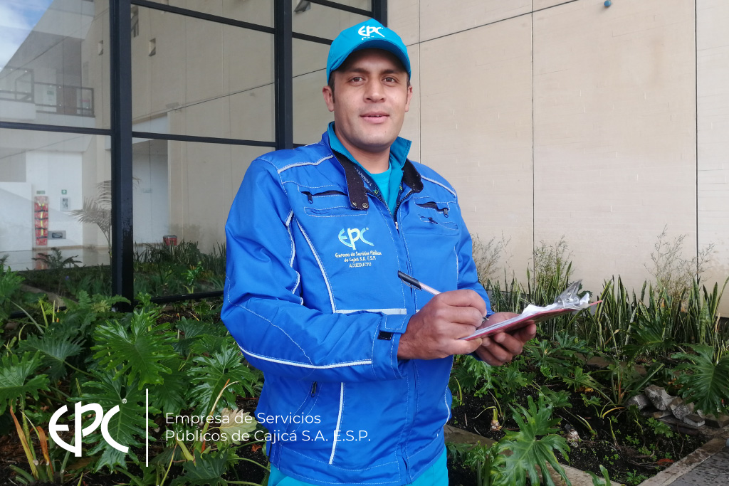 Edgar  Operario de Acueducto con su uniforme azul